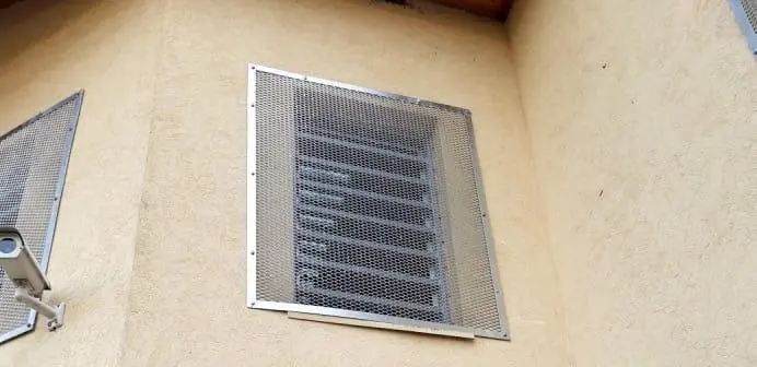 Ezen a képen ablakrács és kidobásgátló látható